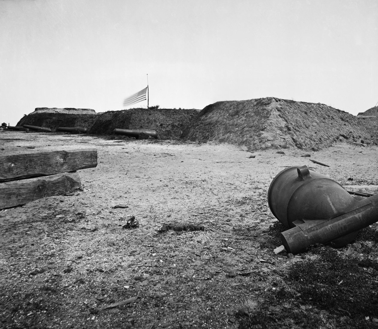 Eldobott konföderációs habarcs az elhagyott Fort Johnsonban, Charleston Harborban, Dél-Karolinában alkotó: American Photographer