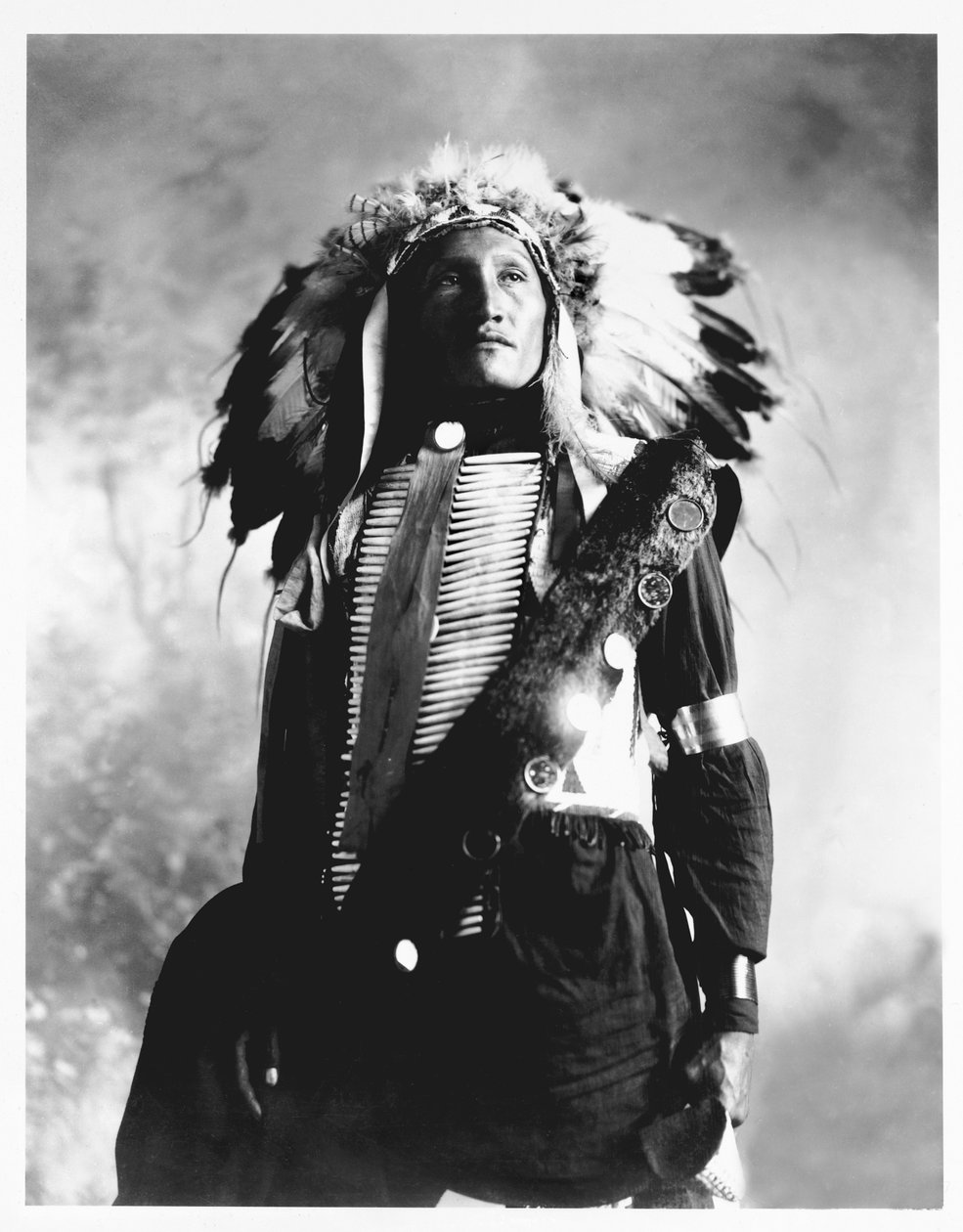 Eddie Plenty Holes, sziú indián, 1900 körül (f/w fotó) alkotó: American Photographer