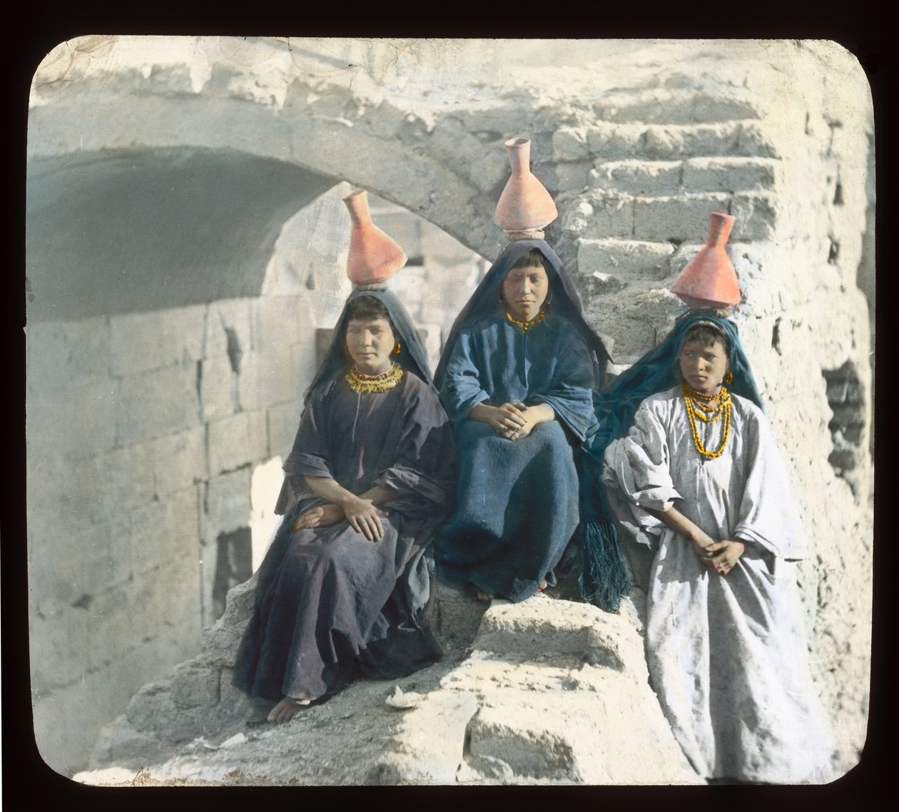 Egyiptom - Arab vízhordozó lányok (lámpás csúszda) alkotó: American Photographer