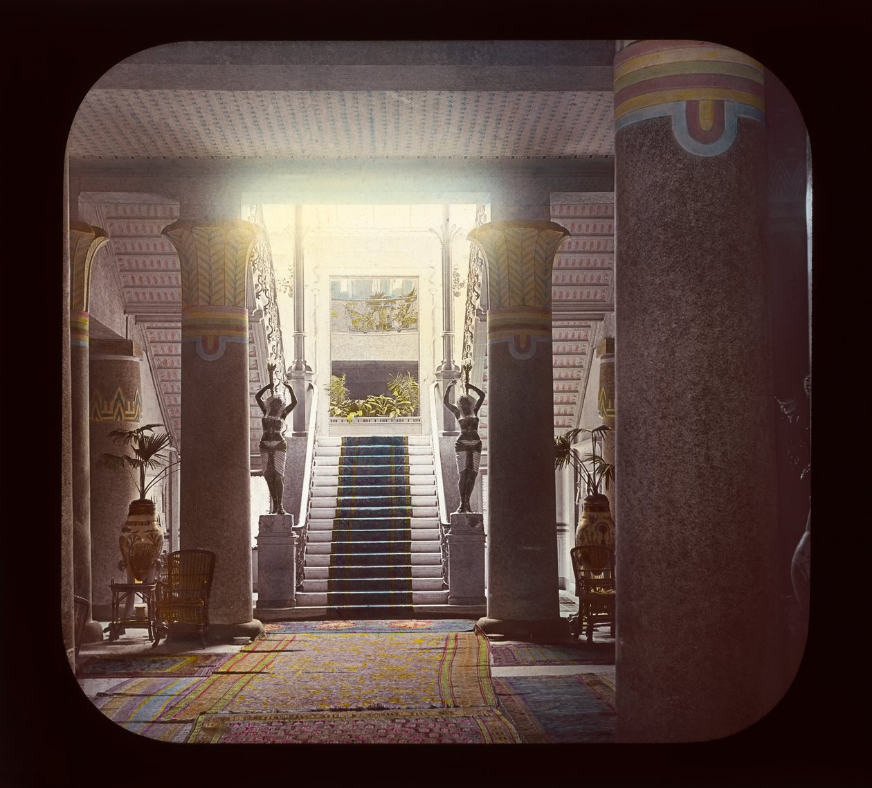 Egyiptom – Hall, Shepherds Hotel, Kairó (lámpás csúszda) alkotó: American Photographer