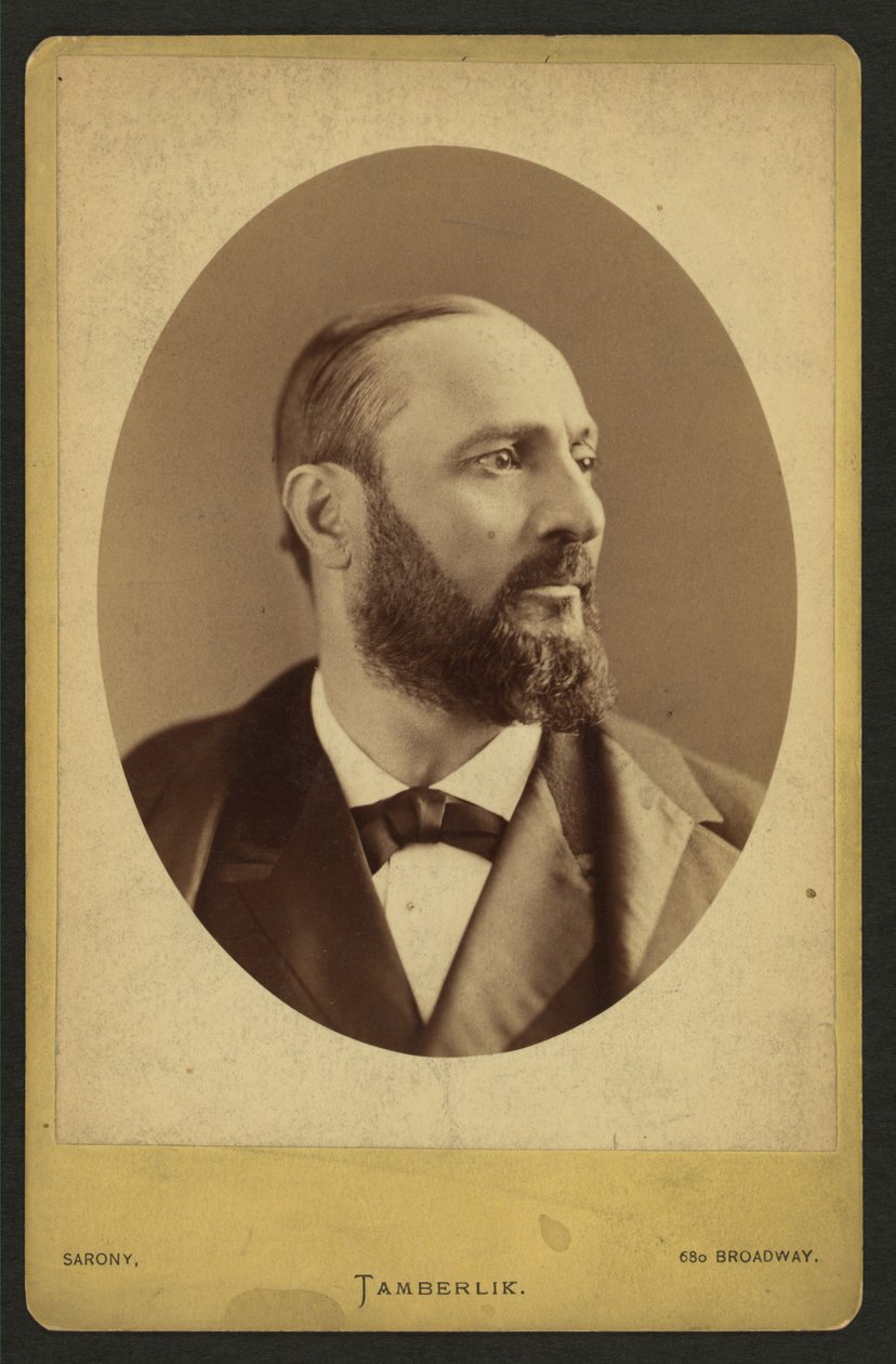 Enrico Tambelrlik (f/w fotó) alkotó: American Photographer