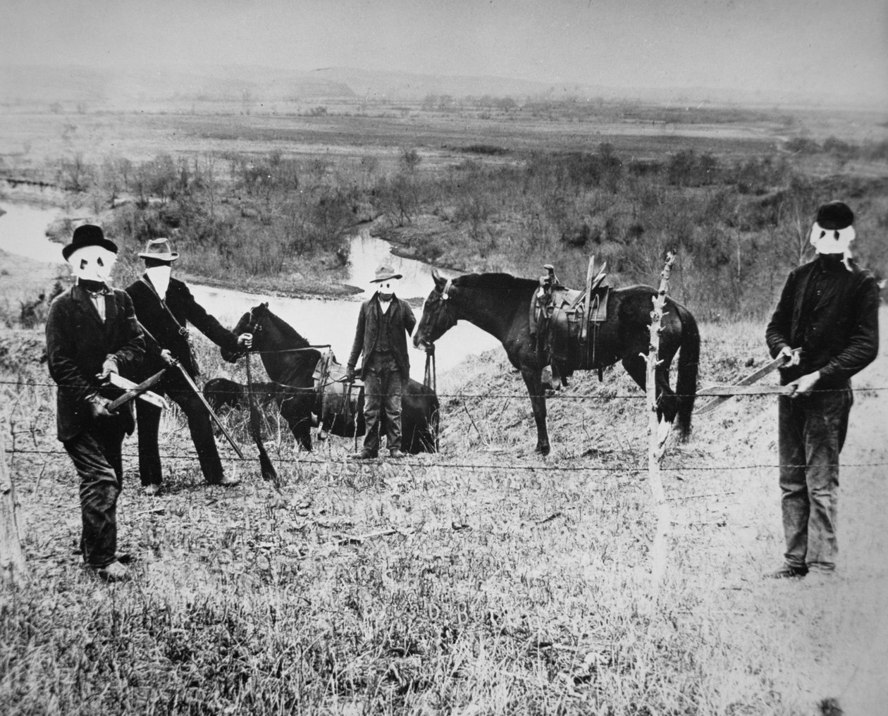 Nebraska gazdálkodói és tanyái marhatartók kerítését vágják Custer megyében alkotó: American Photographer