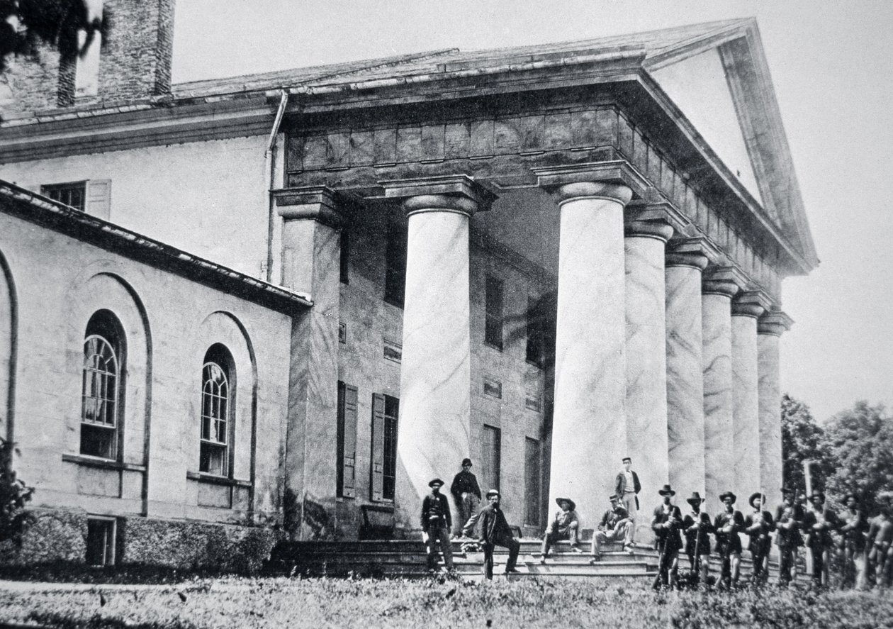 Robert E. Lee kúriáját, Arlington House-t elfoglaló szövetségi csapatok (f/w fotó) alkotó: American Photographer