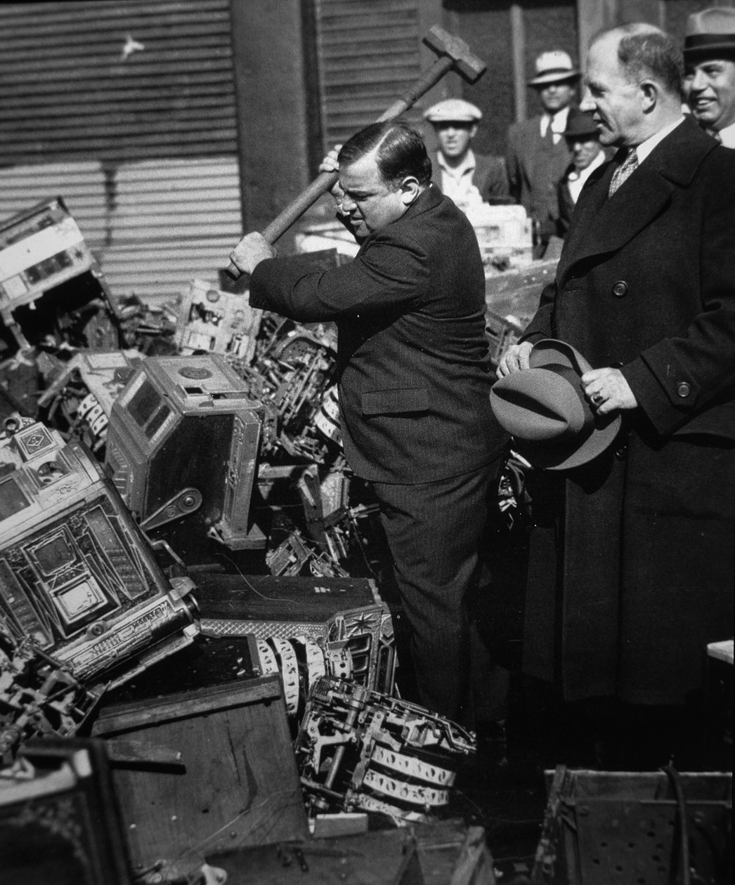 Fiorello La Guardia (1882-1947) összetört elkobzott játékgépeket alkotó: American Photographer