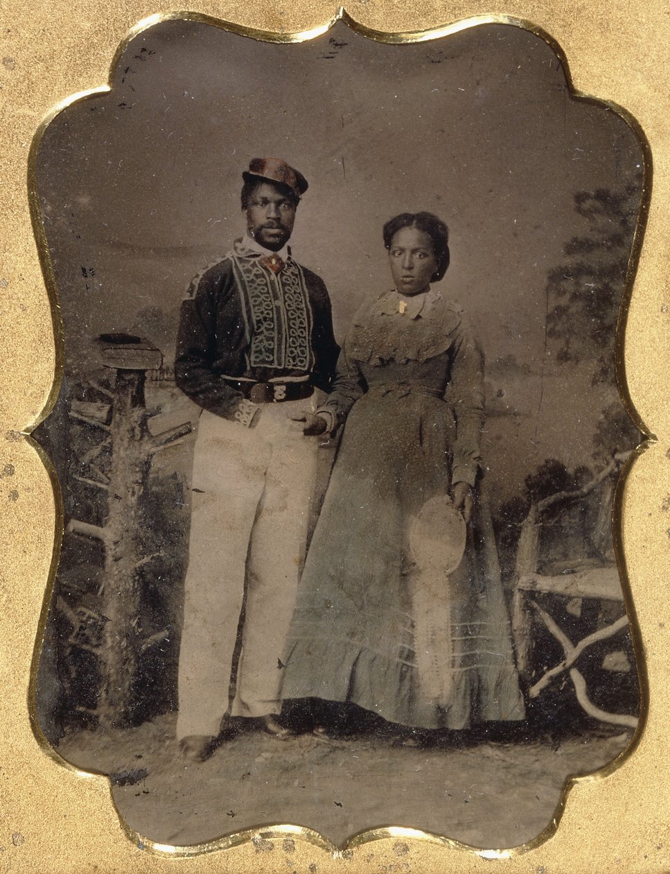 Tűzoltó és menyasszony, 1860 körül (negyedlemezes bádog, kézzel színezett, aranyozott kiemeléssel, bőr) alkotó: American Photographer