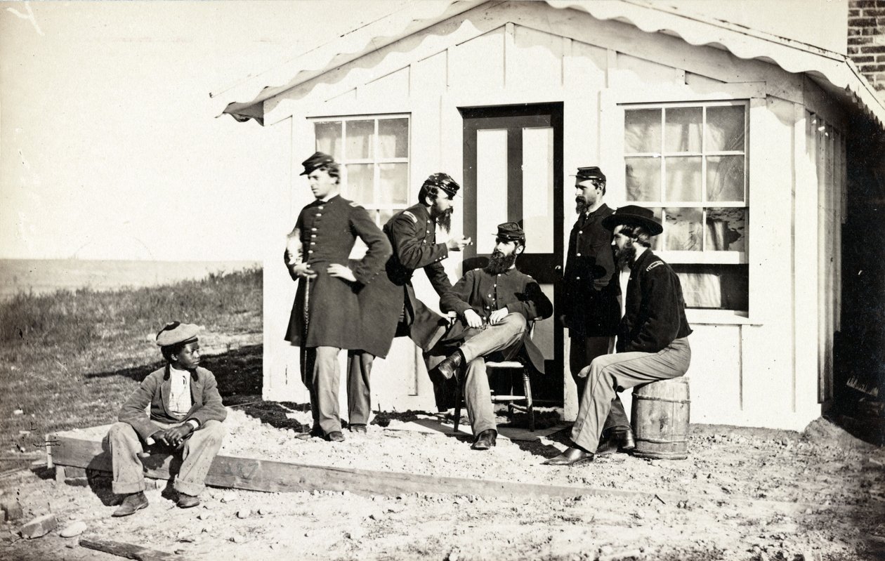Öt polgárháborús katona gyűlt össze az otthona előtti földes verandán, afroamerikai fiatalok ültek a közelükben, 1861-65 alkotó: American Photographer