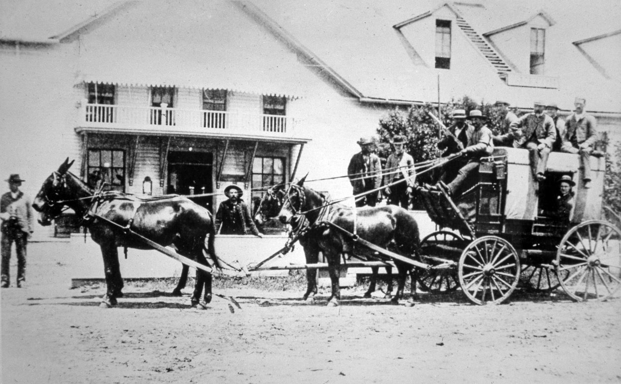 Teljesen megrakott Stagecoach of the Old West, 1885 körül (f/w fénykép) alkotó: American Photographer
