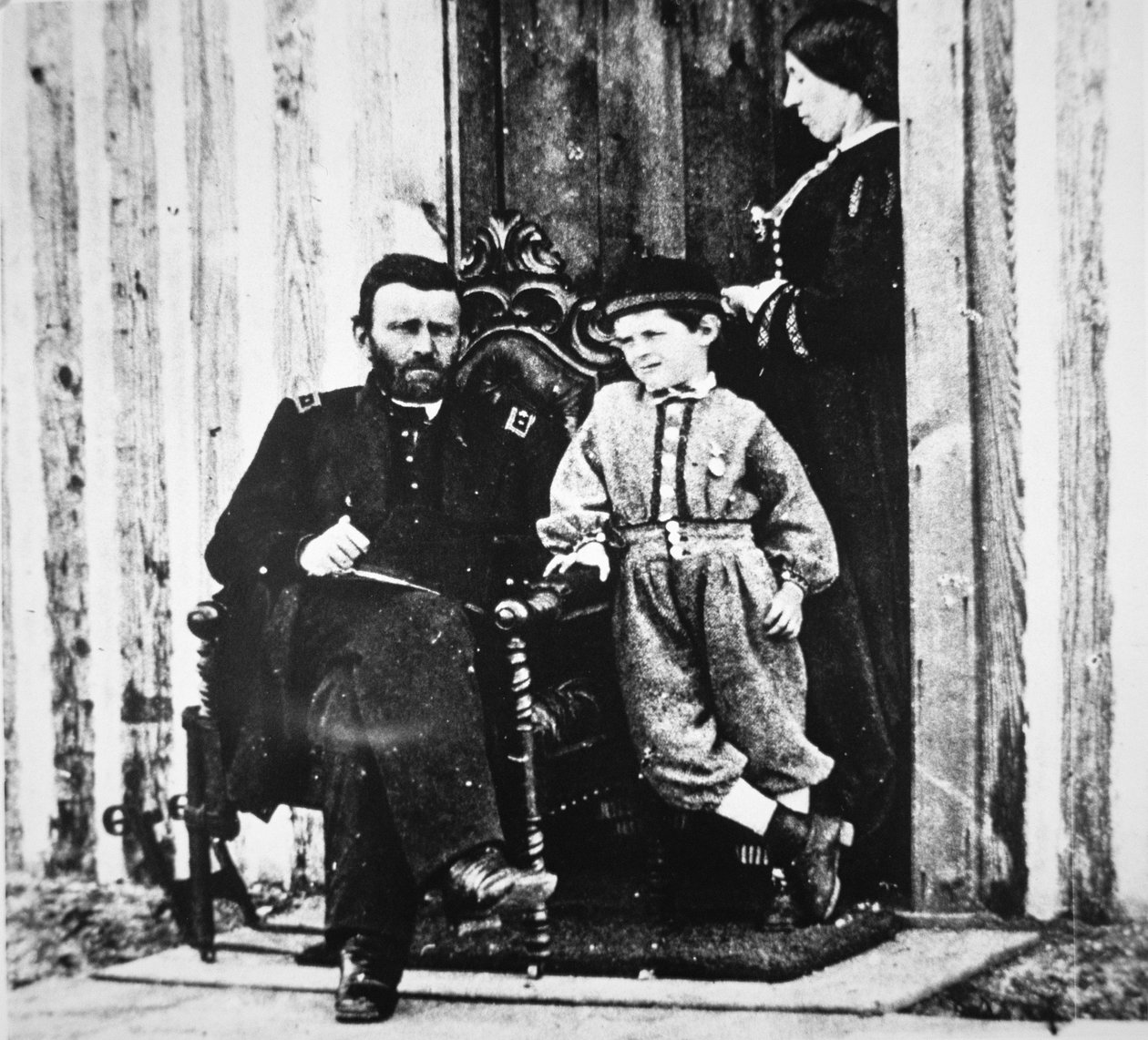 Grant tábornok feleségével, Julia Denttel és fiukkal, Frederick Dent Granttel a City Pointban (f/w fotó) alkotó: American Photographer