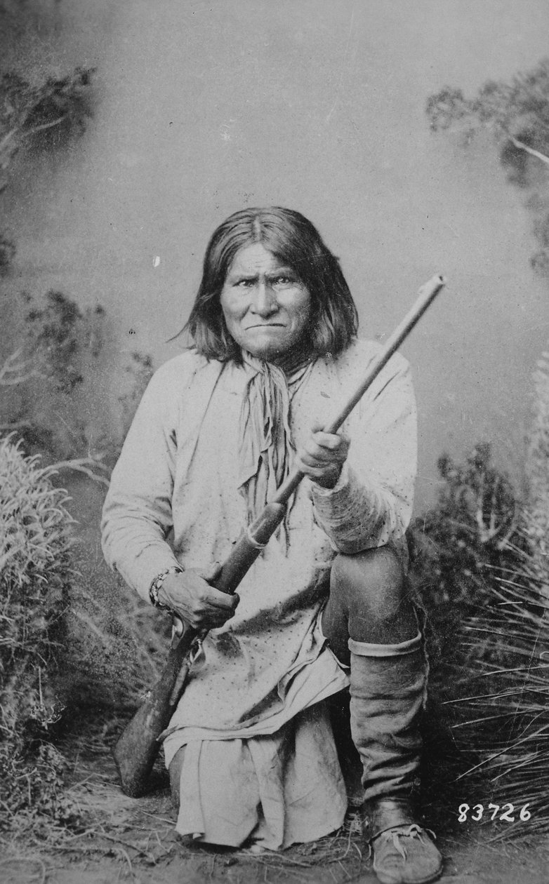 Geronimo puskával a kezében, 1884 alkotó: American Photographer