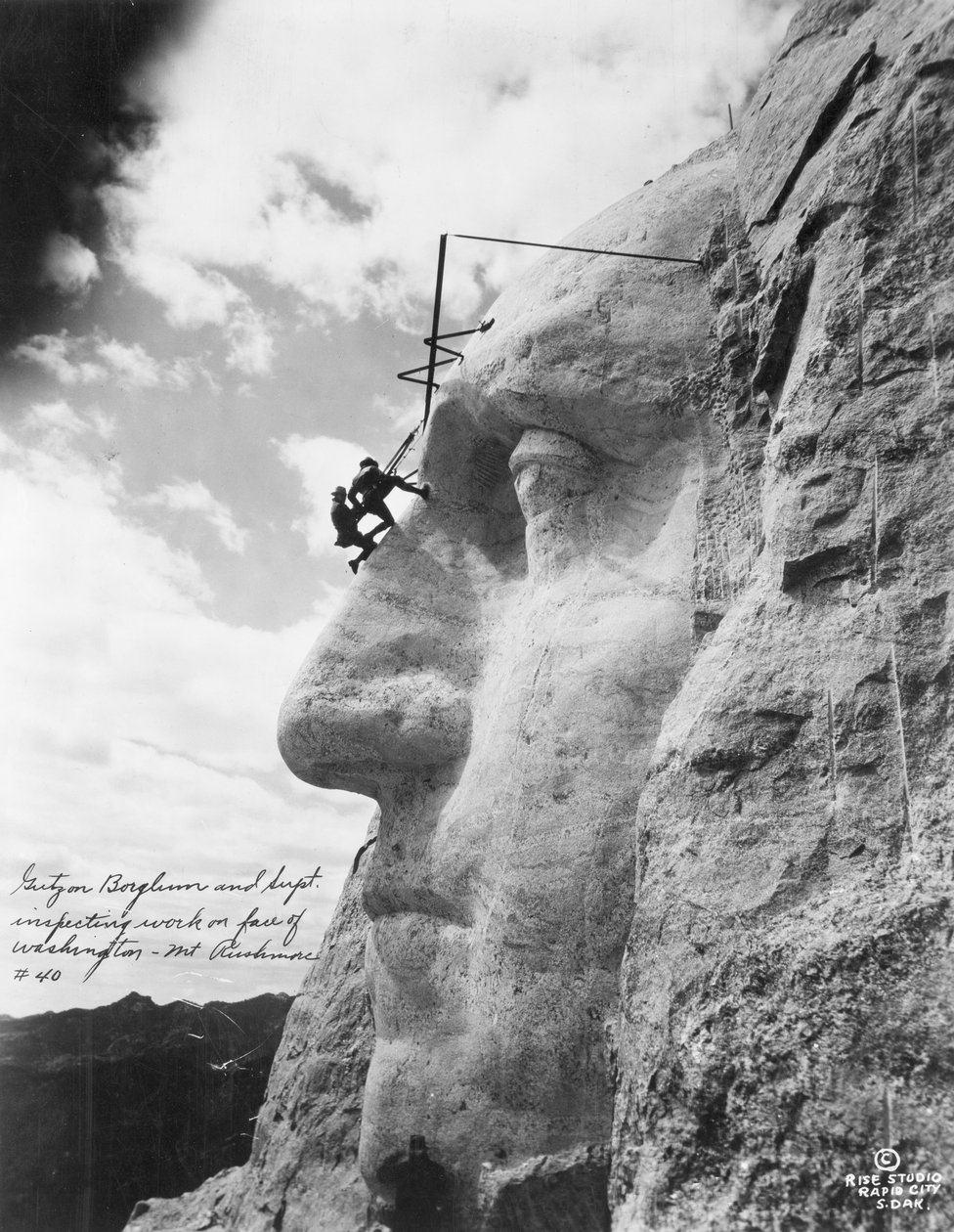 Gutzon Borglum a washingtoni munkákat ellenőrzi a Mount Rushmore-nál, 1932 alkotó: American Photographer