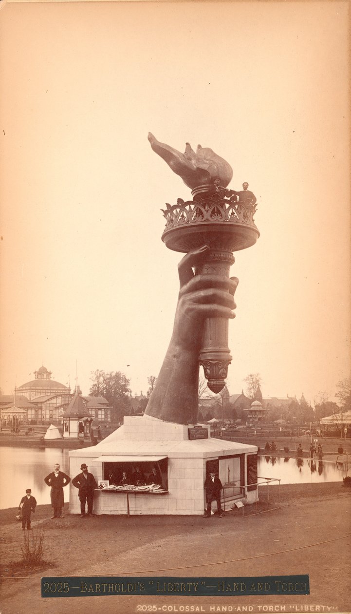 A Szabadság-szobor keze és fáklyája, 1876 körül (albumnyomat) alkotó: American Photographer