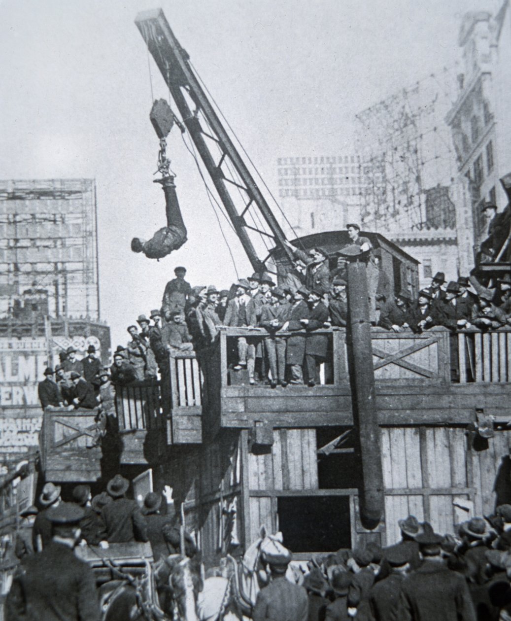 Houdini kényszerkabátból menekül, miközben egy daruban függesztették fel New Yorkban (f/w fotó) alkotó: American Photographer