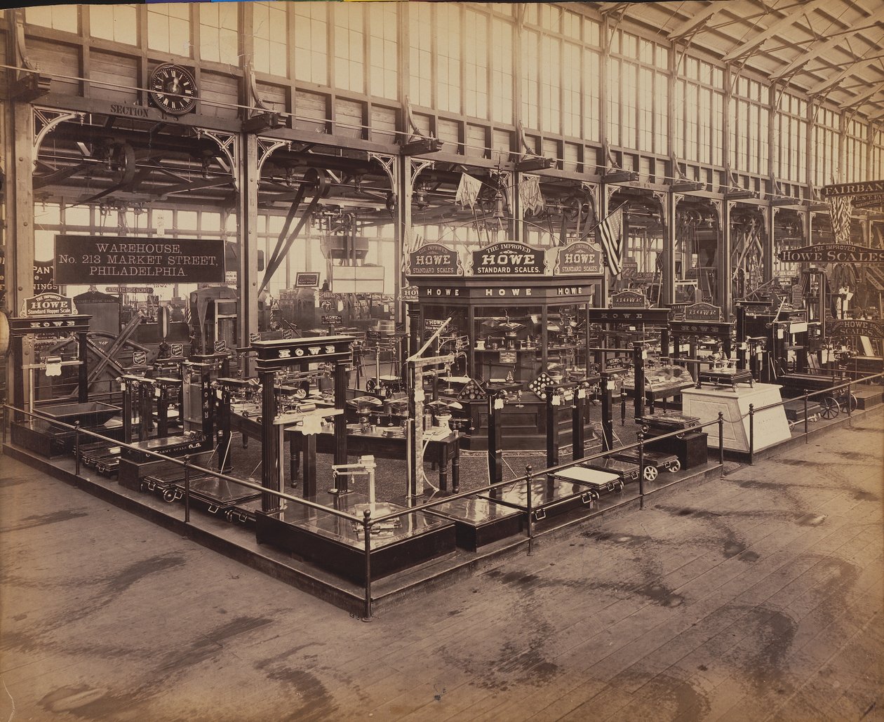 Howe Scale Co.s kiállítás, Machinery Hall, Centennial International Exhibition, Philadelphia, 1876 (albumnyomat) alkotó: American Photographer