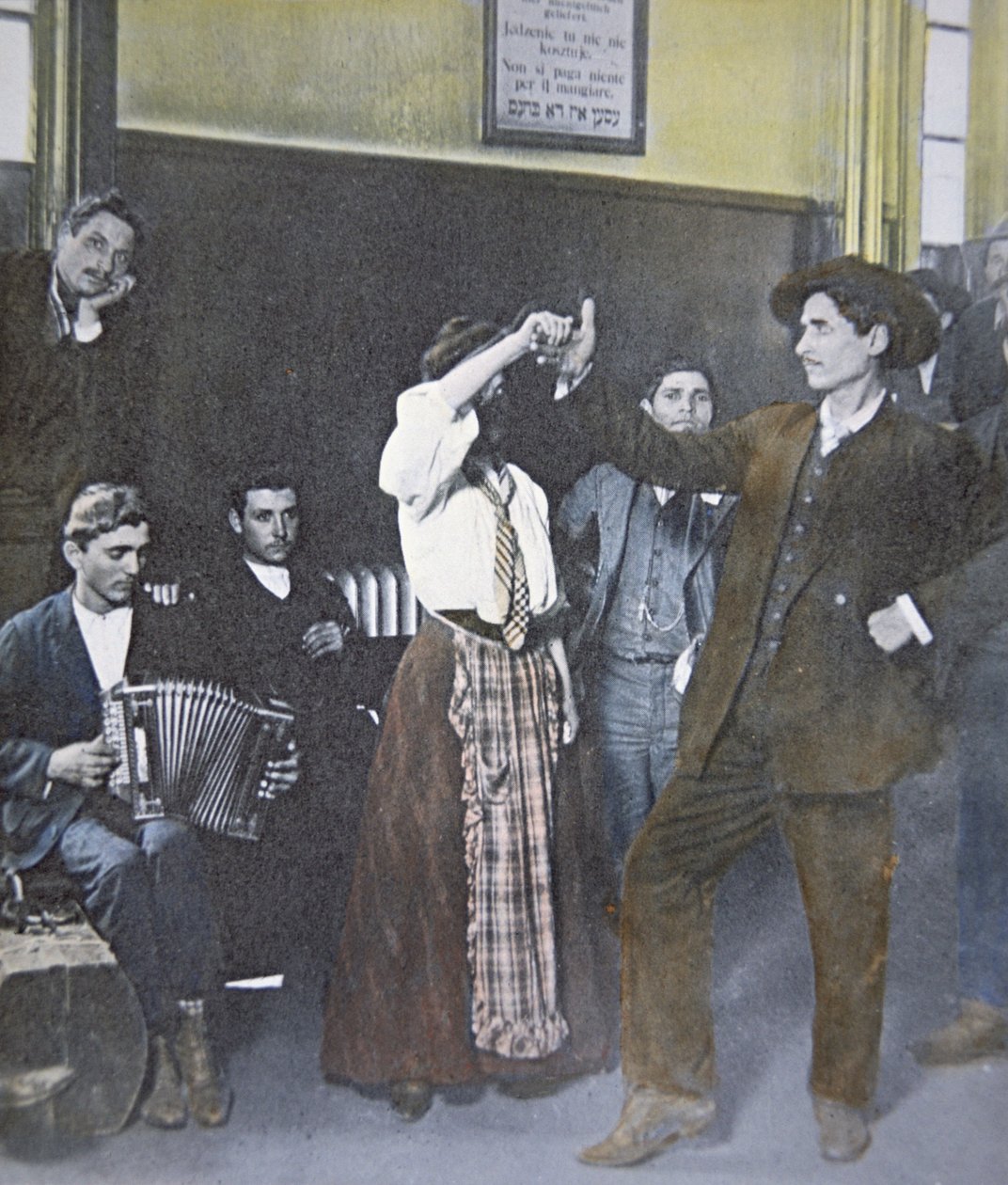 Bevándorlók néptáncban Ellis Islanden, New York-i kikötőben alkotó: American Photographer