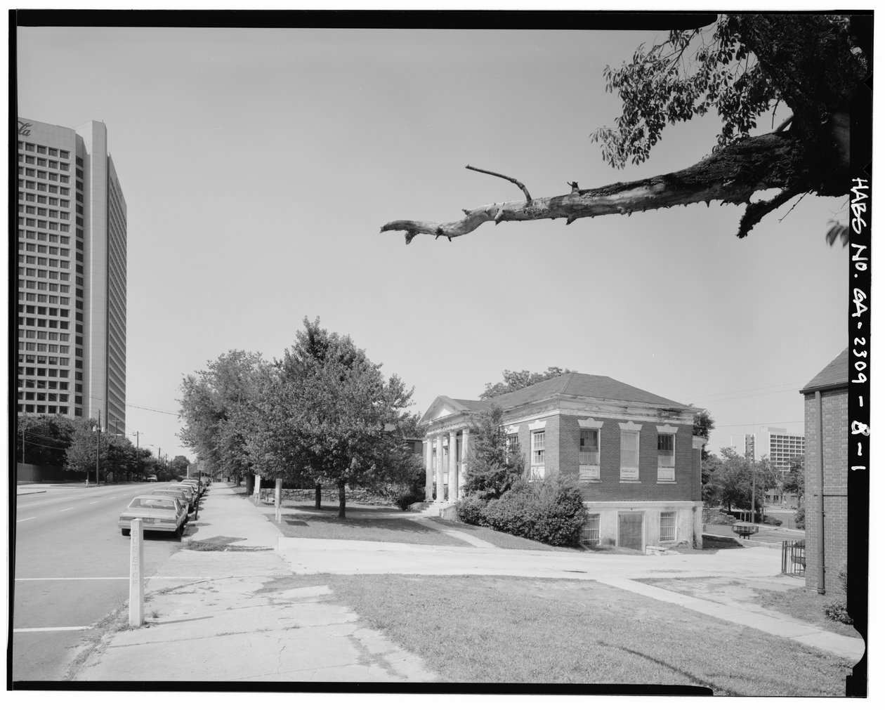 Kontextusban délről északra, a Luckie Street mentén. - Clark Howell Homes, Anne Wallace Branch Carnegie Könyvtár, 538 Luckie Street, Atlanta, Fulton County, GA (f/w fotó) alkotó: American Photographer