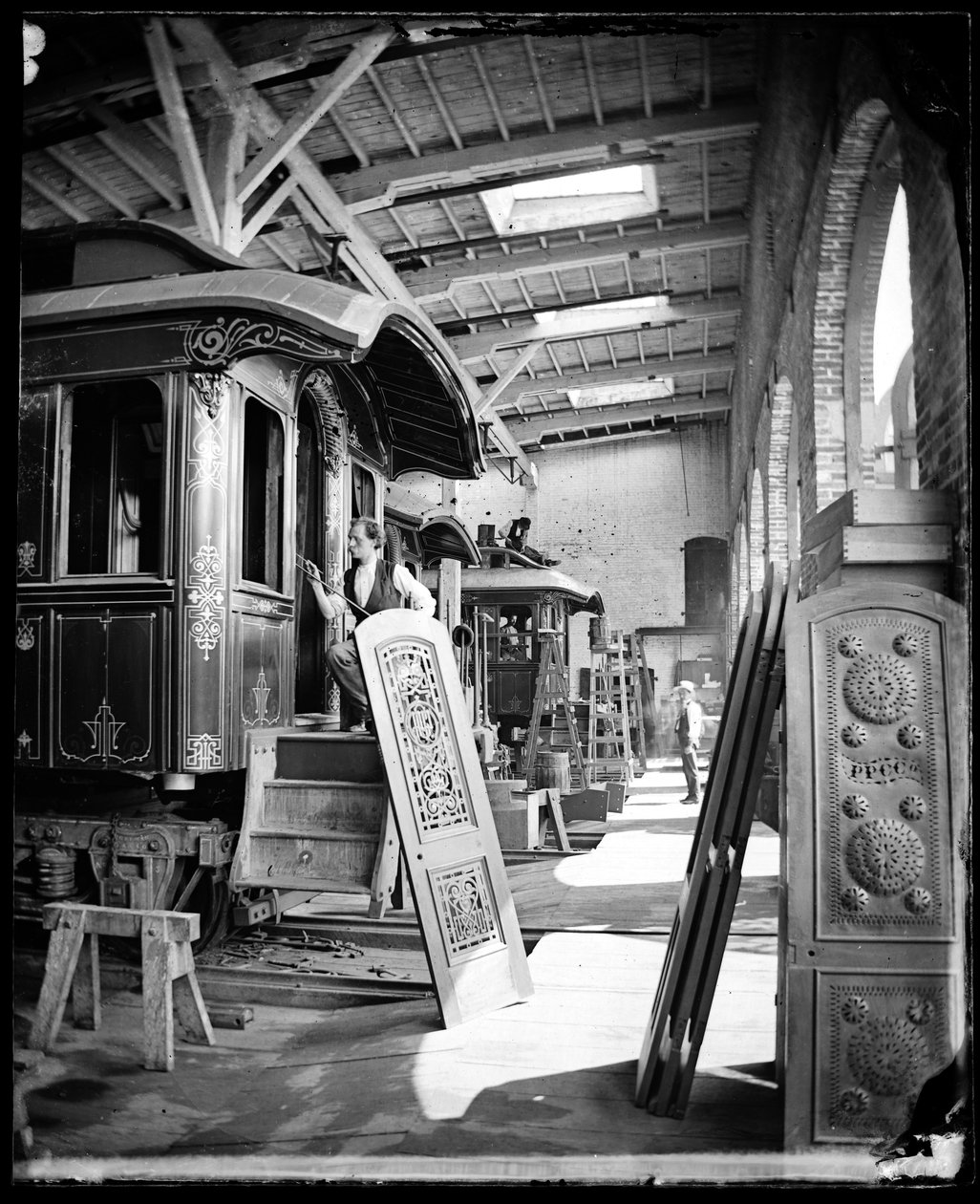 A Pullman Palace Cars Factory festőműhelyében dolgozó férfiak belső képe, feltételezhetően Detroitban, Michiganben alkotó: American Photographer