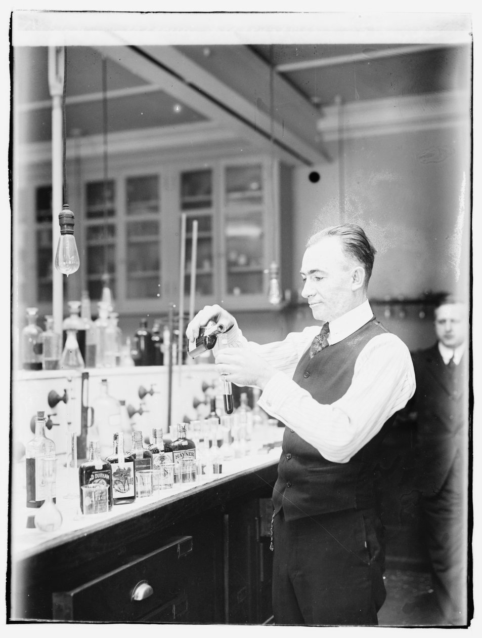 Az Internal Revenue Bureau vegyész G.F. Beyer alkotó: American Photographer