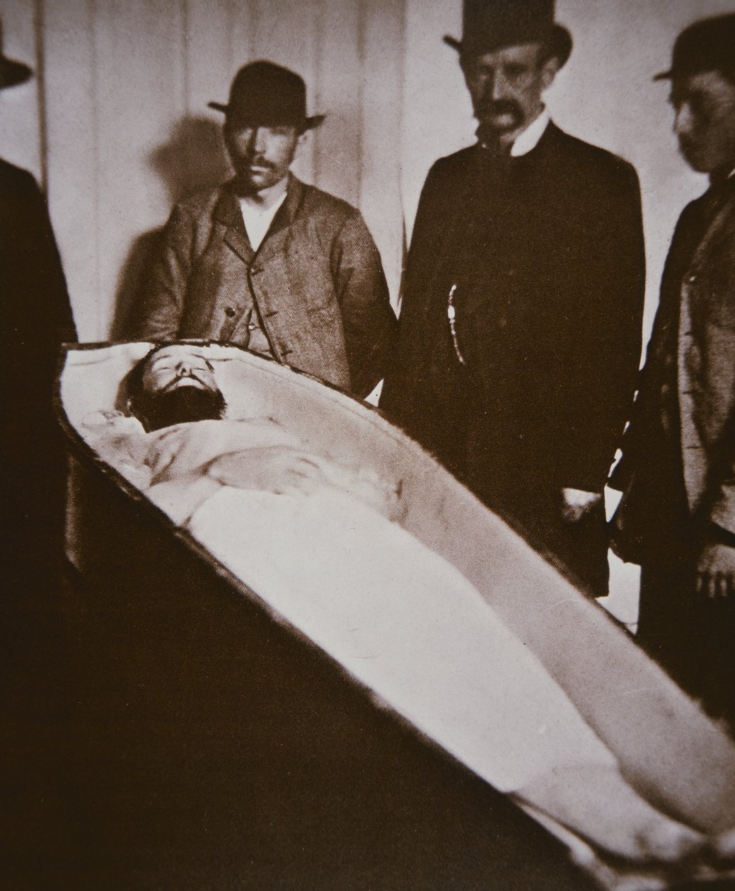 Jesse James a koporsójában, miután 1882-ben agyonlőtték (f/w fotó) alkotó: American Photographer
