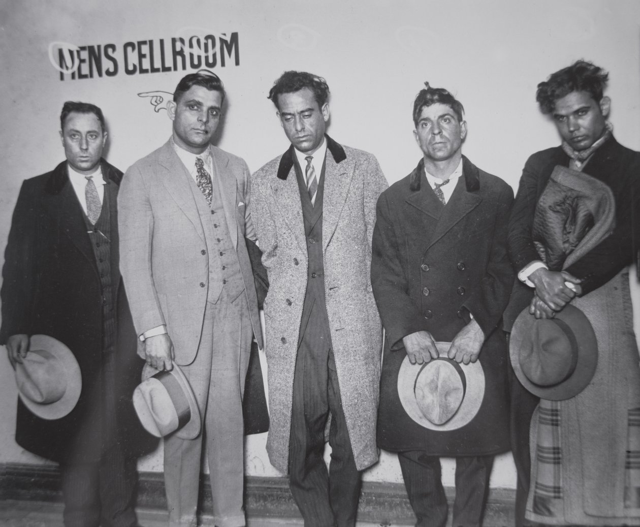 Joe Aiello (1891-1930) csatlósaival a rendőrség őrizetében alkotó: American Photographer