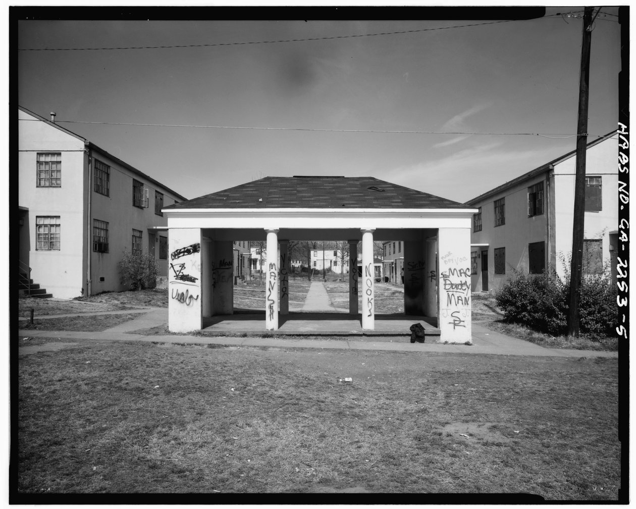 John Hope Homes (közházak), Larkin, Dora, Spelman Streets & Lane határa, Atlanta, Fulton megye, GA (f/w fotó) alkotó: American Photographer