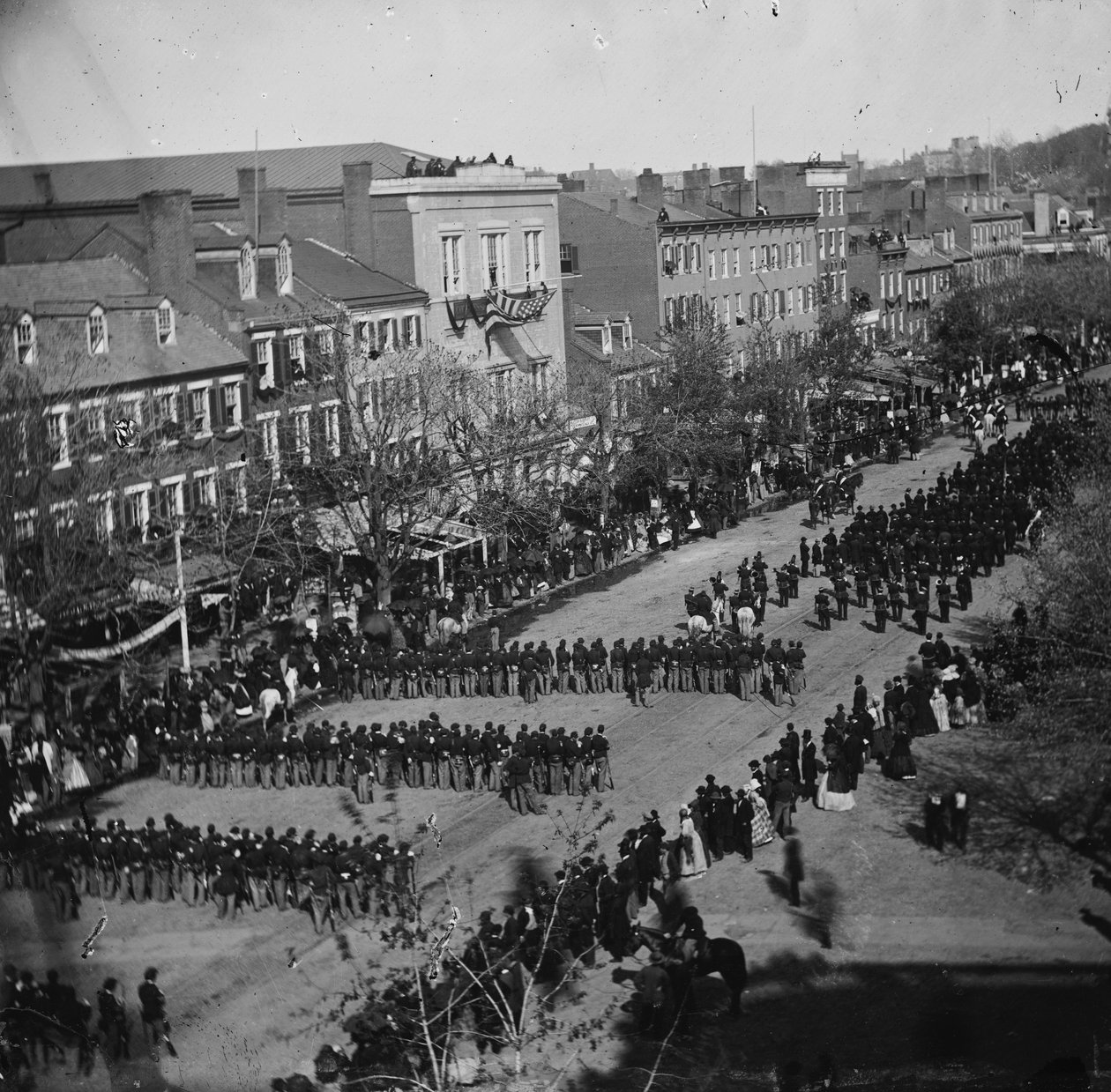 Lincoln temetése a Pennsylvania Ave.-n, Washington, D.C., 1865. április 19. alkotó: American Photographer