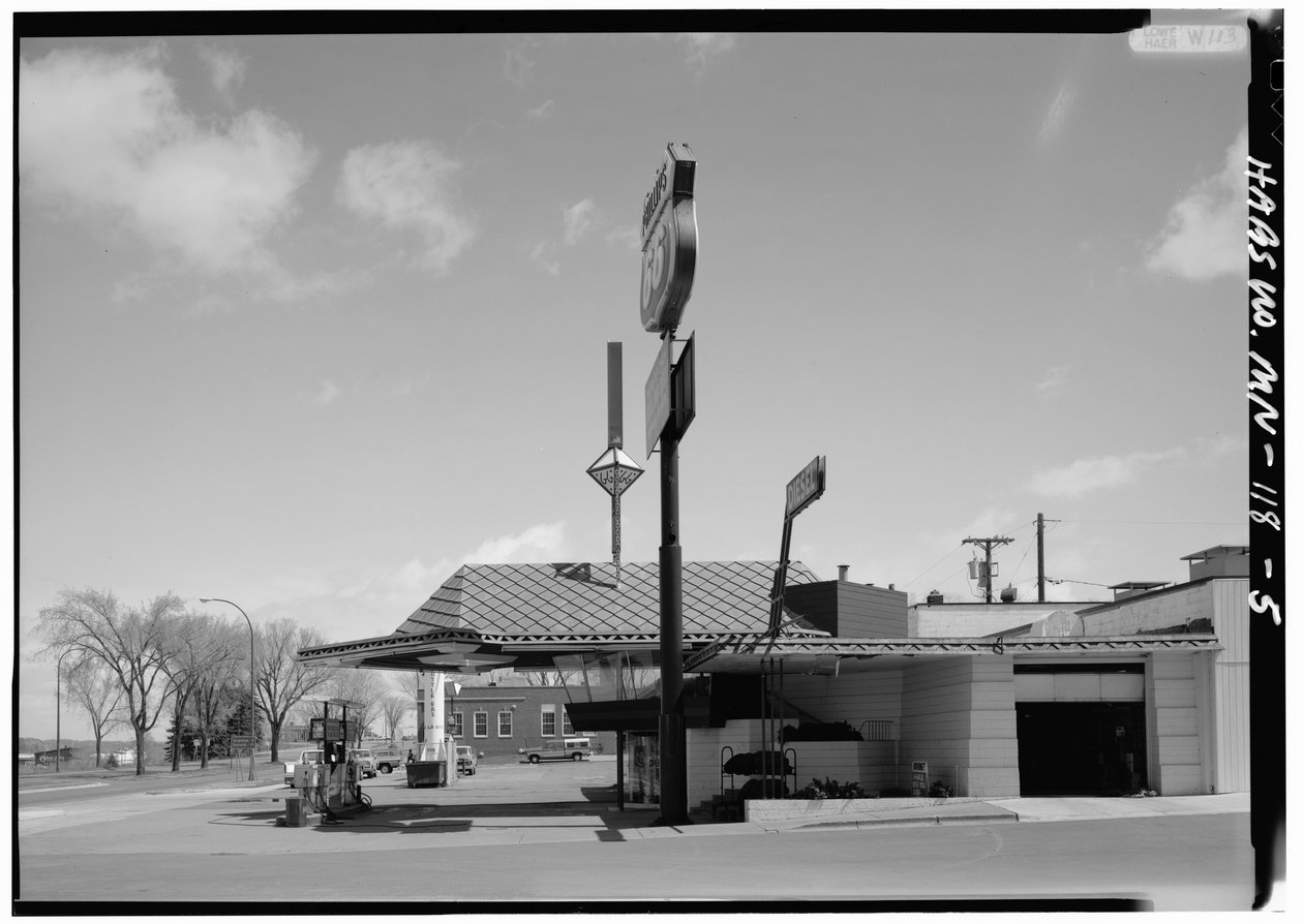 Lindholm Oil Company szervizállomás, Cloquet, Minnesota (f/w fotó) alkotó: American Photographer