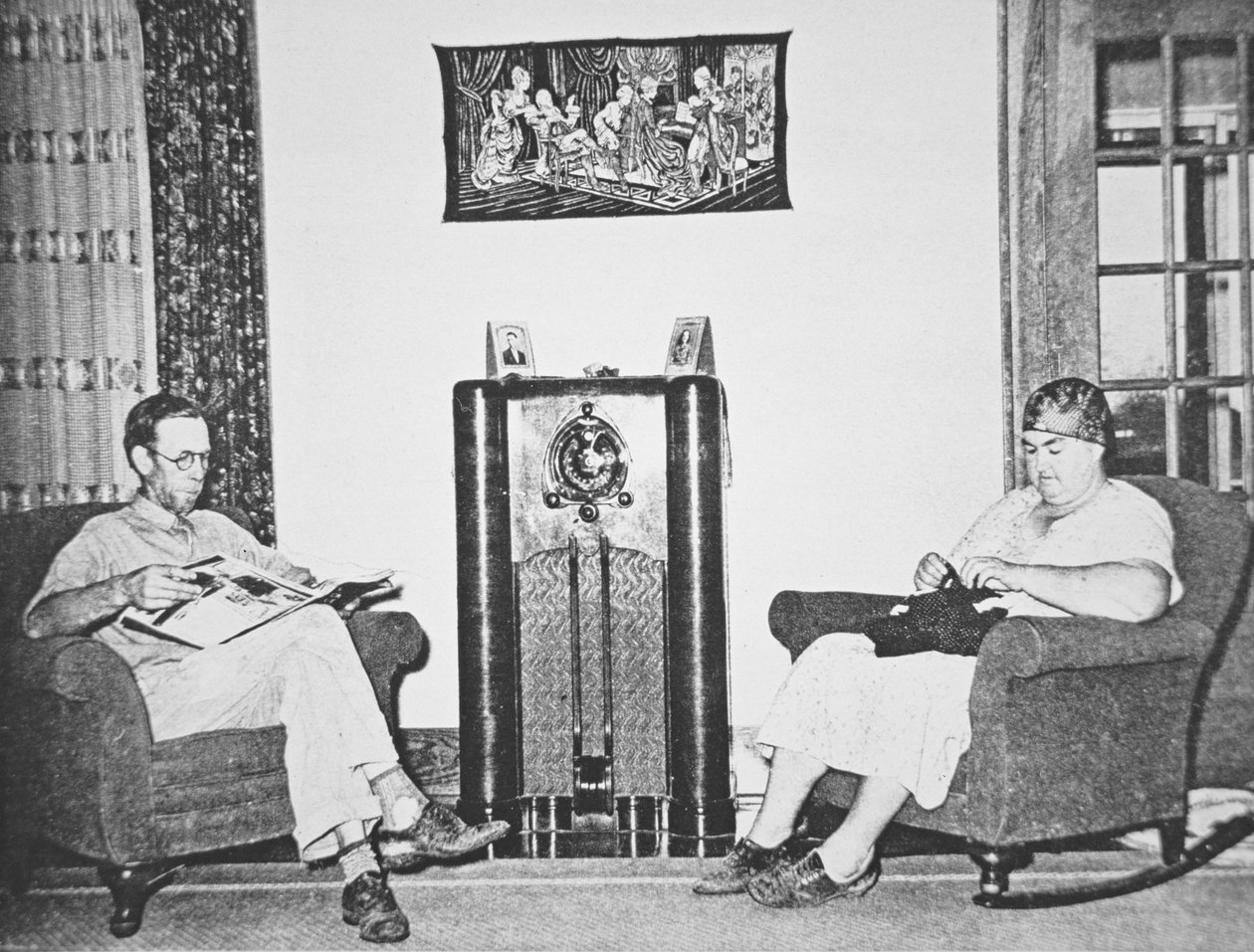 Roosevelt elnök „Fireside Chats” című műsorának hallgatása a rádióban, Kansas, 1930 körül (f/w fotó) alkotó: American Photographer