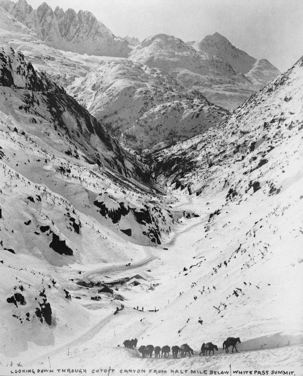 Lenézni a Cutoff-kanyonra fél mérföldről a White Pass Summit alatt, az 1898-as Klondike Gold Rush (1817-98) idején (f/w fotó) alkotó: American Photographer