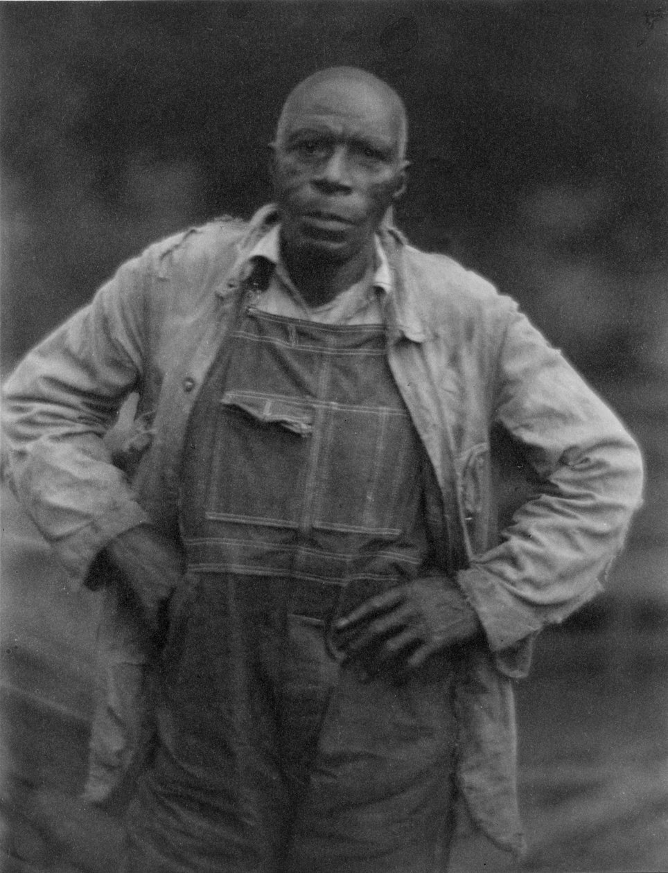 Férfi overálban alkotó: American Photographer