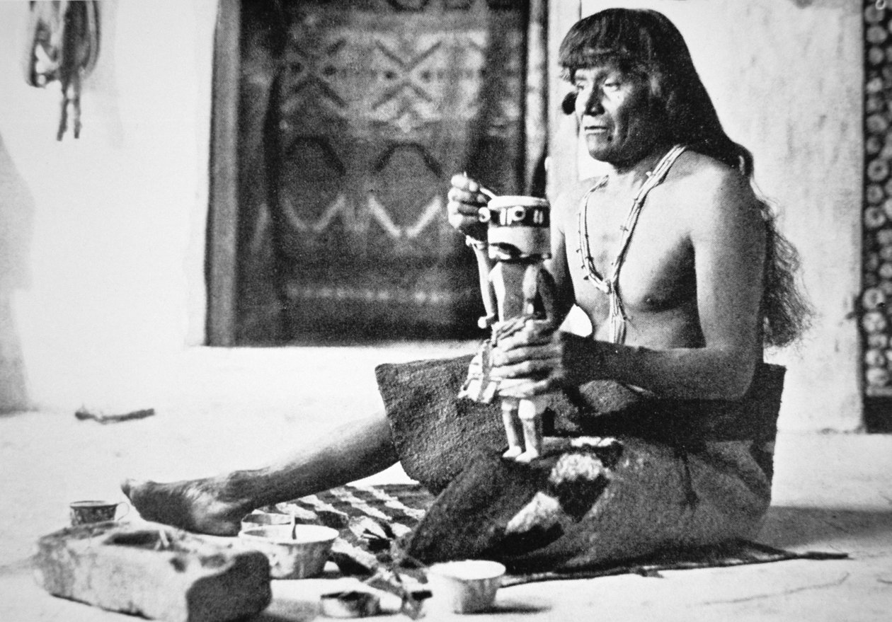 Kachina babát készítő ember, 1890 körül (f/w fotó) alkotó: American Photographer