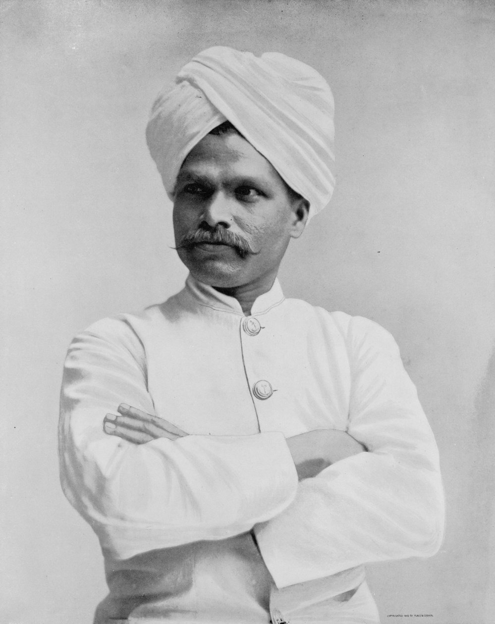 D. Joseph úr, egy „kelet-indiai” hagyományos ceyloni viseletben, 1893 körül (f/w fotó) alkotó: American Photographer
