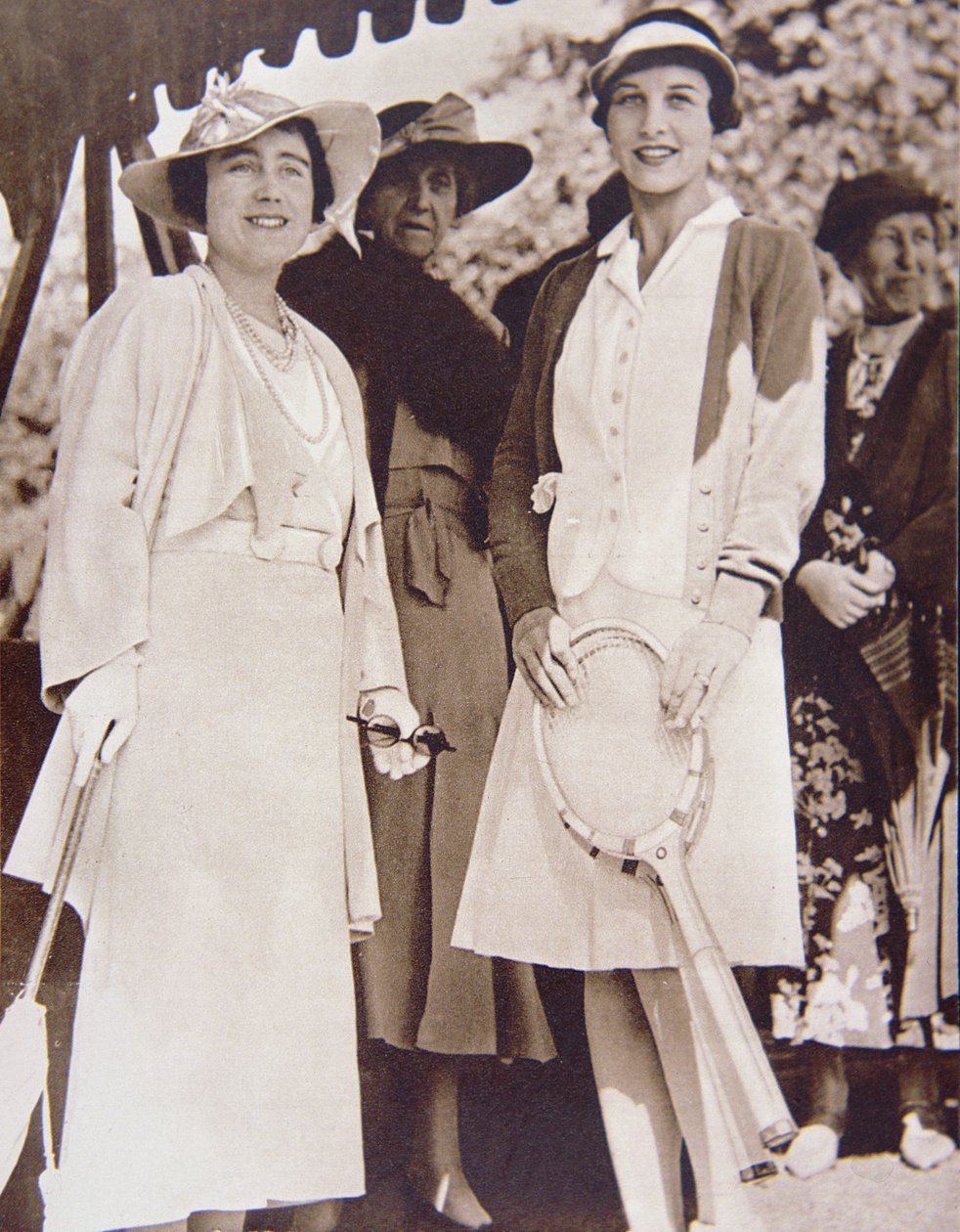 Mrs. Helen Wills Moody (jobbra) az amerikai teniszbajnok, találkozik York hercegnőjével a wimbledoni All-England Clubban az 1935-ös gyepteniszbajnokság során (f/w fotó) alkotó: American Photographer