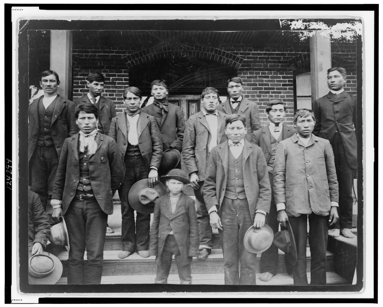 Indián férfiak és egy fiú pózoltak a pennsylvaniai Carlisle Indian Schoolon kívül, 1890 körül (f/w fotó) alkotó: American Photographer