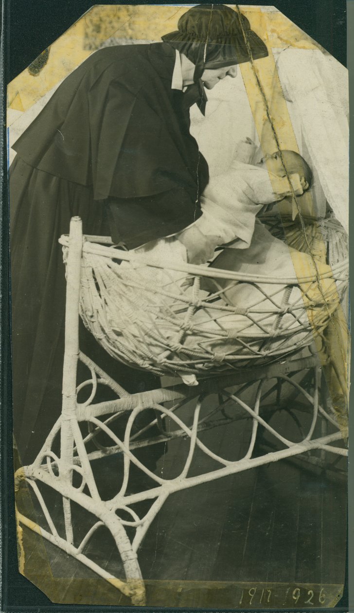 New York Foundling Hospital - Anna Michella nővér csecsemővel és bölcsővel alkotó: American Photographer