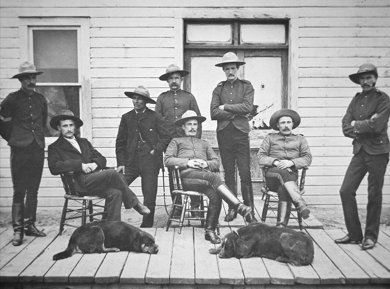 Az edmontoni székhelyű északnyugati lovasrendőrség a közrend fenntartására a Klondike/Yukon aranyláz korai időszakában alkotó: American Photographer