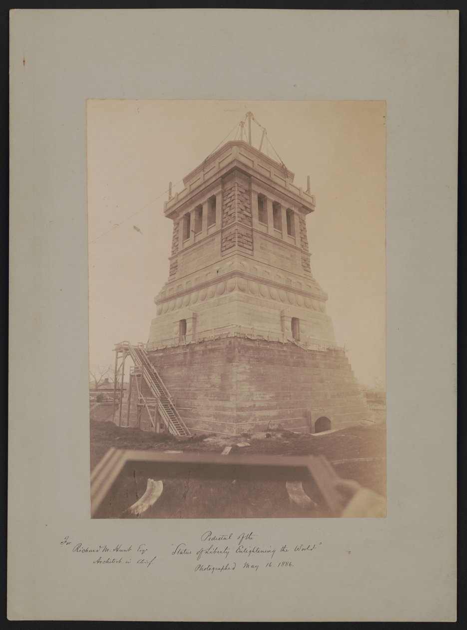A "világot megvilágító Szabadság-szobor" talapzata, amelyet Richard Morris Hunt tervezett, építés közben, 1886. május 16. alkotó: American Photographer