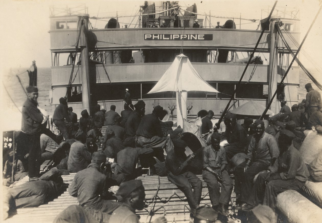 Úttörő gyalogzászlóalj az U.S.S. csapathajón Fülöp-szigetek a franciaországi Brest kikötőből, 1919. július 18 alkotó: American Photographer