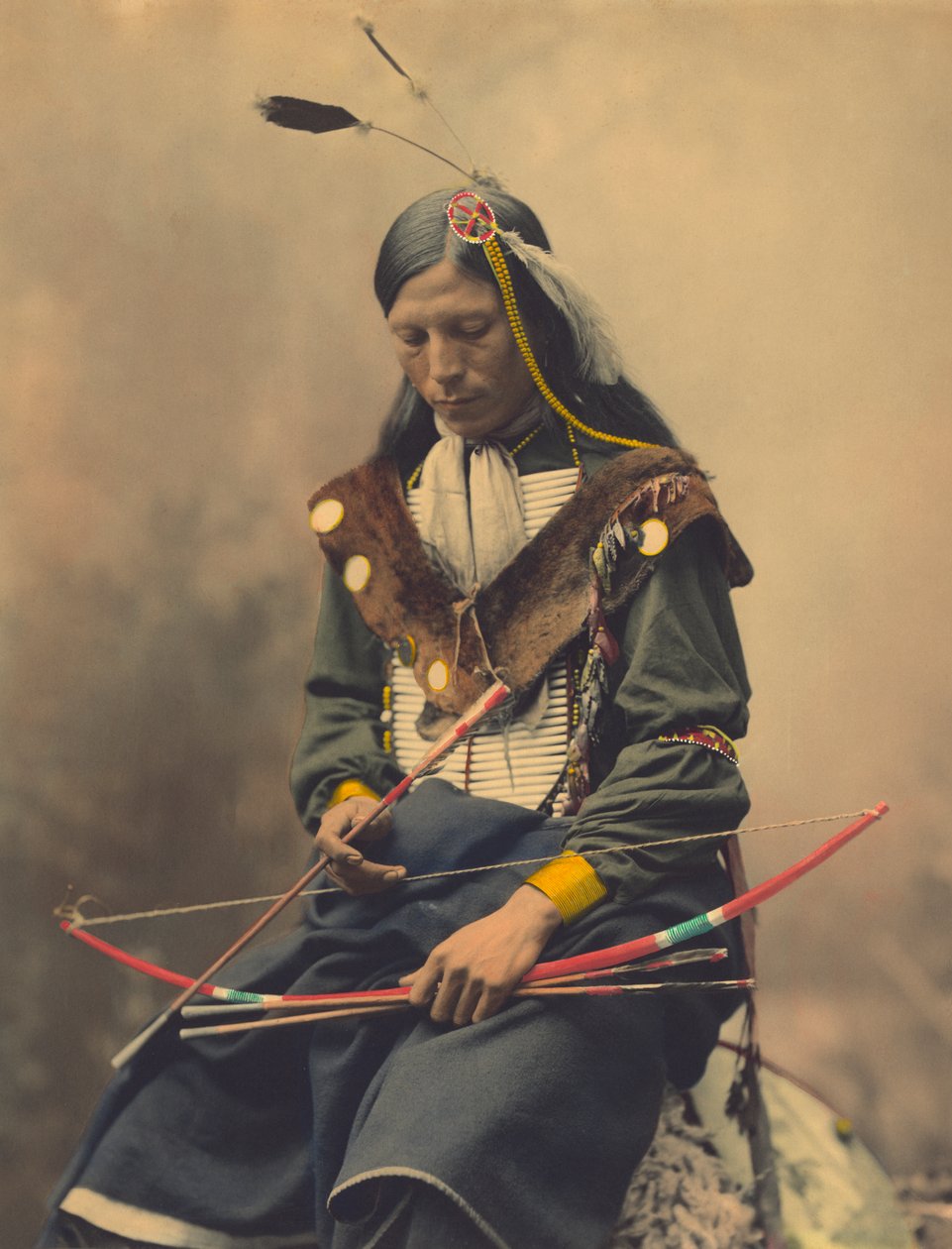 Oglala sziú tanácsi vezető csont nyaklánc portréja alkotó: American Photographer