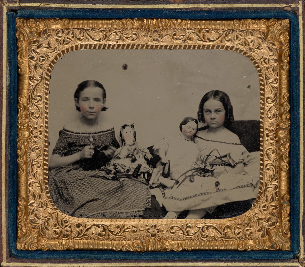 Két lány portréja babákkal,c. 1860 (fotó) alkotó: American Photographer