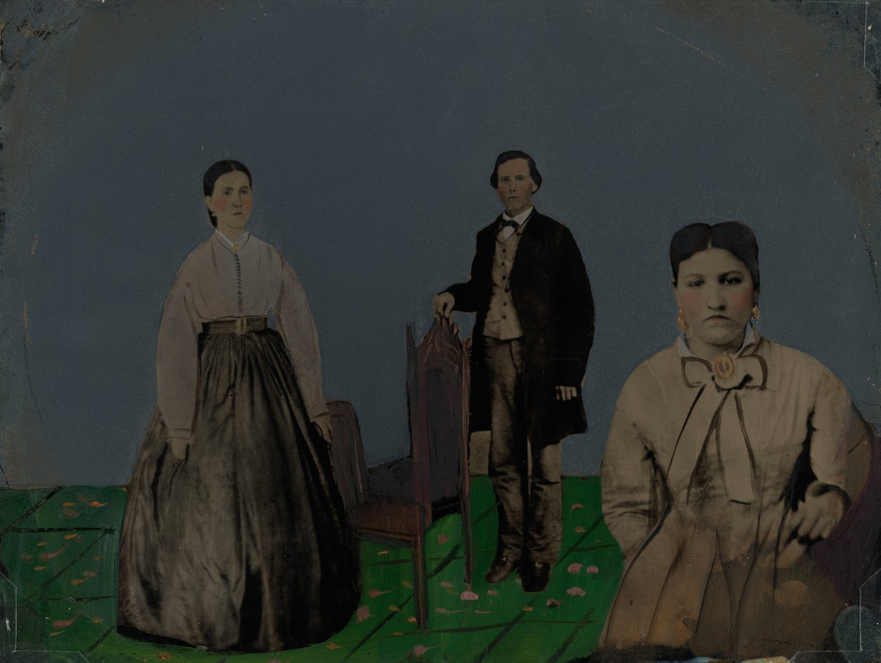 Két nő és egy férfi portréja,1860-as évek (fotó) alkotó: American Photographer