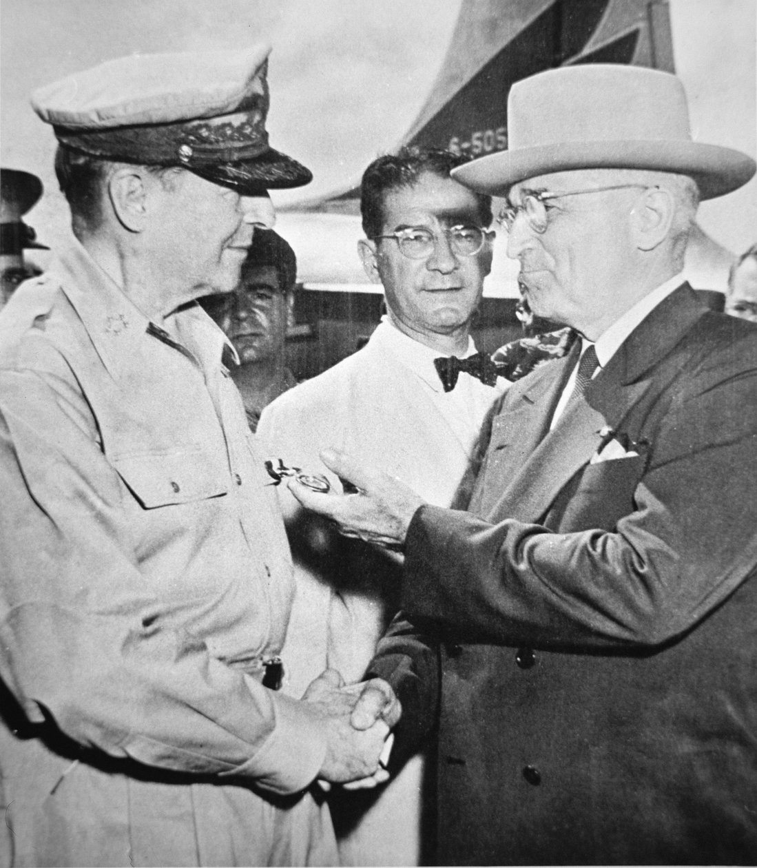 Harry S. Truman elnök (1884-1972) találkozott Douglas MacArthur tábornokkal (1880-1964), az ENSZ főparancsnokával a Wake-szigeten a koreai háború idején, 1950. október (f/w fotó) alkotó: American Photographer