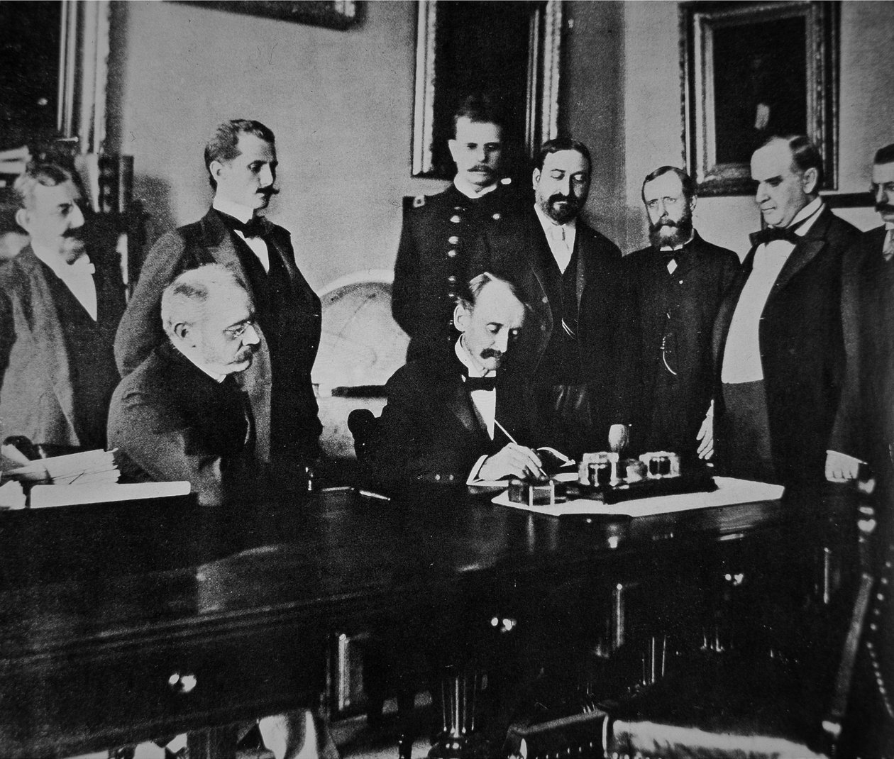 William Mckinley elnök (1843-1901) tanúja a Spanyolországgal vívott háborút lezáró békejegyzőkönyv aláírásának alkotó: American Photographer