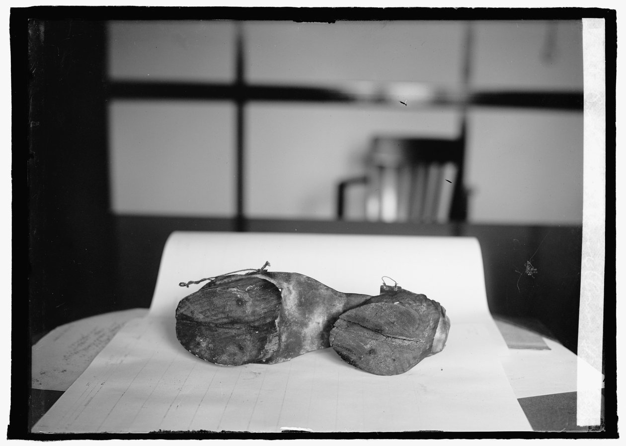 Tiltó egység (tehéncipő), 1924. június 28. (f/w fotó) alkotó: American Photographer