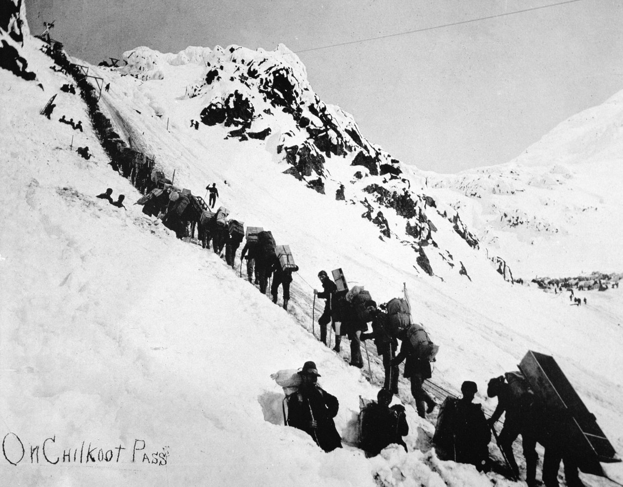 Kutatók megmászva a Chilkoot-hágót a Klondike-i aranyláz idején (1897-98) (f/w fotó) alkotó: American Photographer