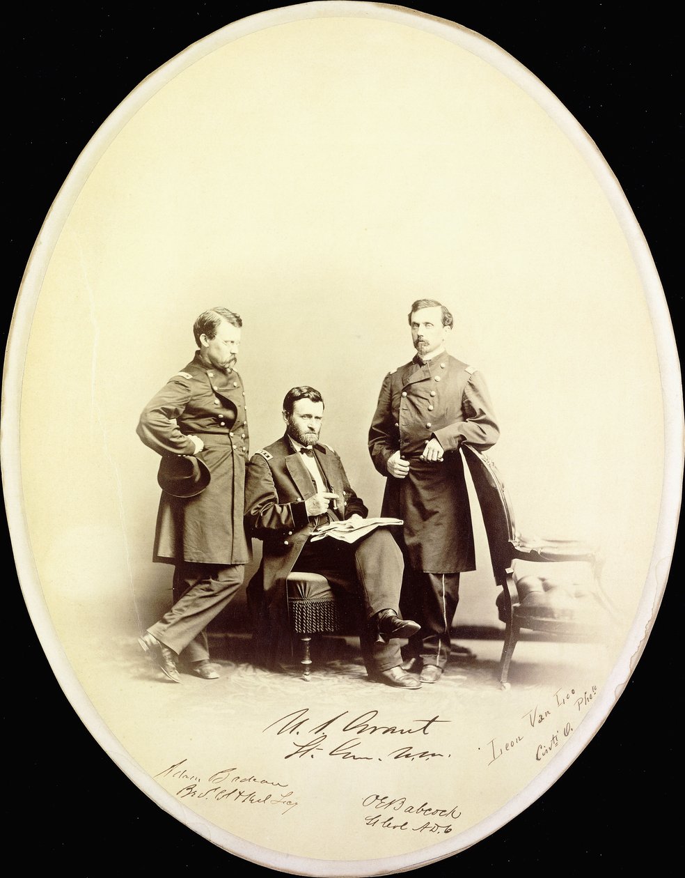 Ulysses S. Grant és segítői, Orville E. Babcock és Adam Badeau aláírásával ellátott fényképe katonai egyenruhában, 1865 körül alkotó: American Photographer