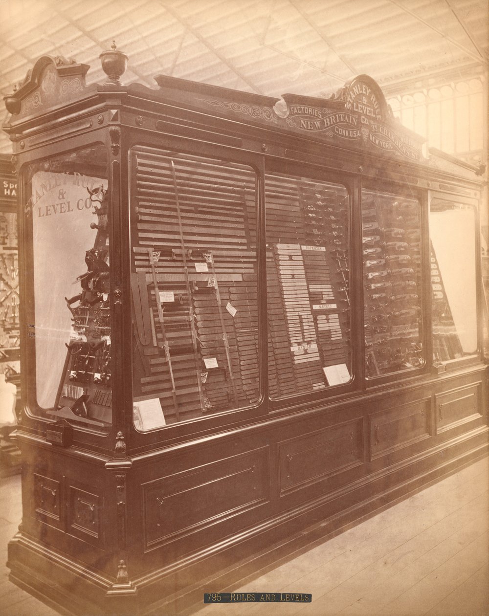 Stanley Rule and Level Co.s kiállítás, Centennial International Exhibition, Philadelphia, 1876 (albumnyomat) alkotó: American Photographer