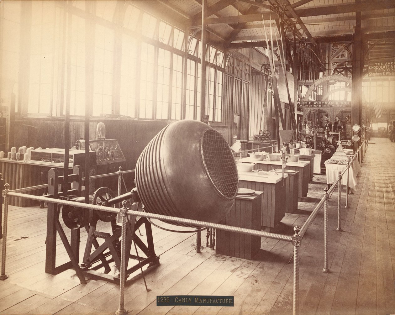 Stephen F. Whitman & Sons kiállítása a philadelphiai Centennial Exposition Machinery Halljában alkotó: American Photographer