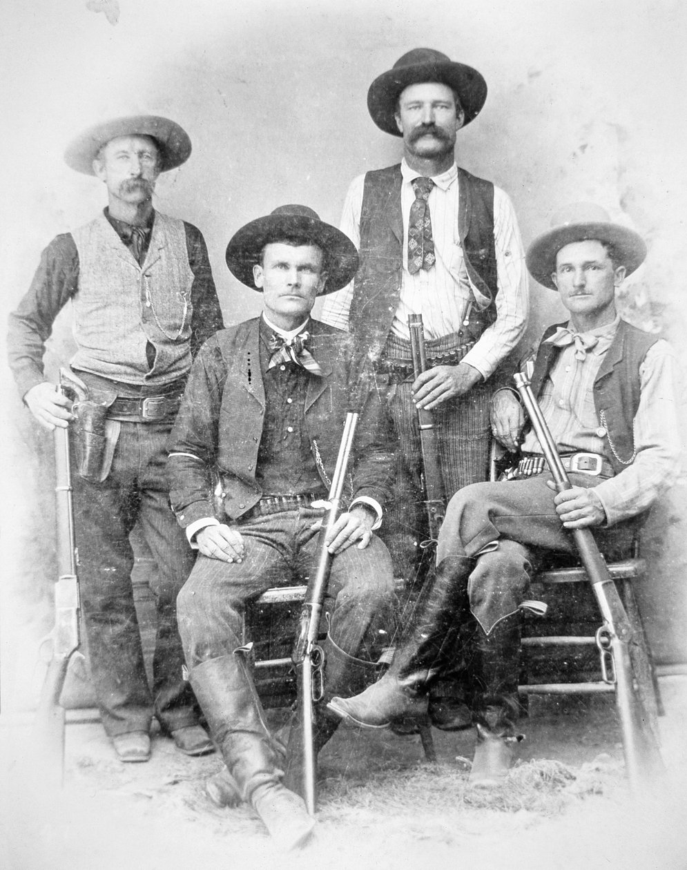 Texas Rangers revolverekkel és Winchester puskákkal felfegyverkezve alkotó: American Photographer
