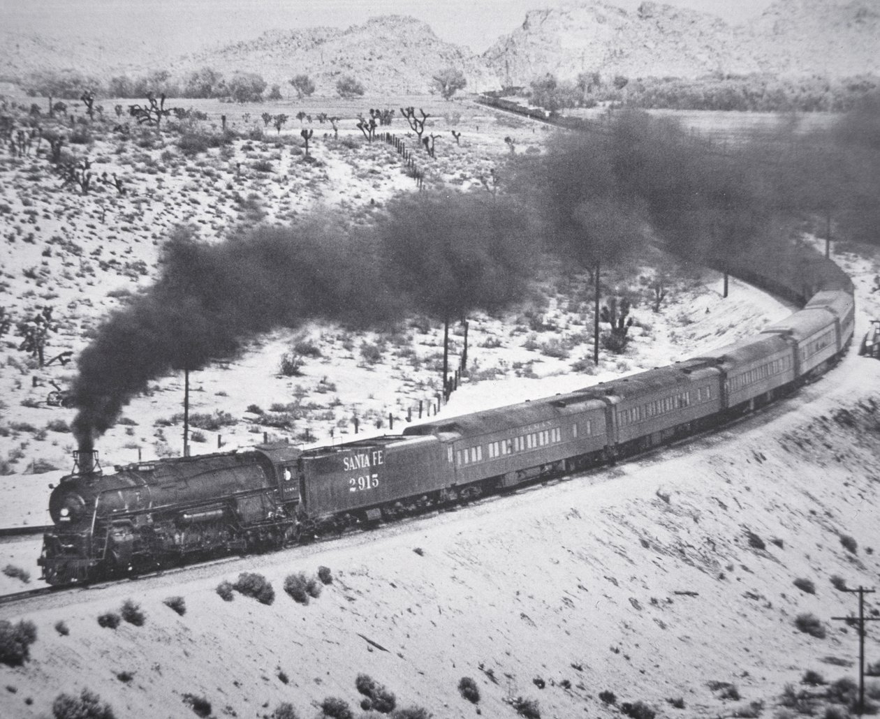 A Santa Fe Railroad „Grand Canyon Limited” vonata a Cajon-hágón, Victorville-ben, Kaliforniában alkotó: American Photographer