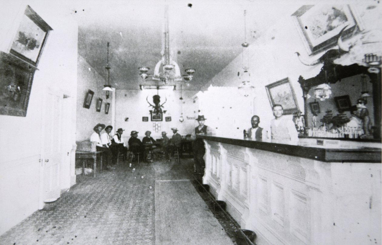 The Long Branch Saloon, Dodge City, Kansas, 1880 körül (f/w fotó) alkotó: American Photographer